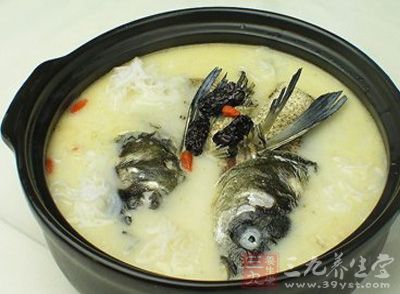 洗淨後控干水分,並用紙巾將魚身徹底擦干 洗淨後控干水分,並用紙巾將魚身徹底擦干