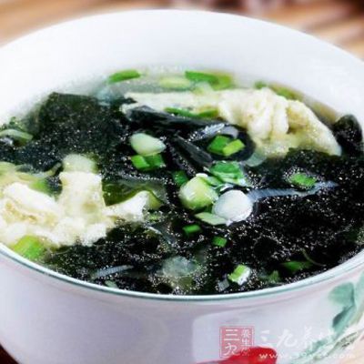 裙帶菜蛋花湯把雞蛋打散，在蛋液裡加入少量鹽