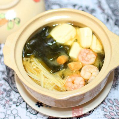 味增湯煮大約10分鐘放入蝦仁，煮至變色即可