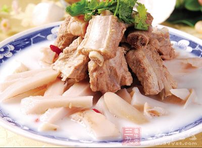 蓮藕炖排骨是一款家常湯品，主料是蓮藕和排骨