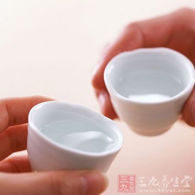 長期大量飲酒可引起輕度脂肪肝
