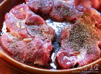 牛排用香料腌一下