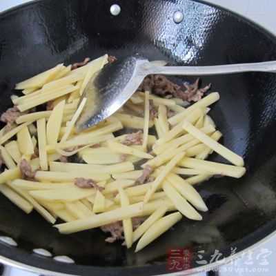 用這些余油直接下土豆翻炒，接著下南瓜翻炒