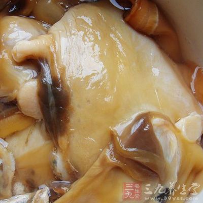 先將蚌剖開，去鰓取肉