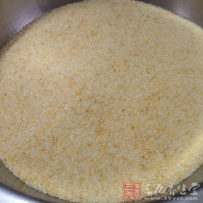 取適量的面團做成小圓，放進面包糠裡，裹上一層面包糠