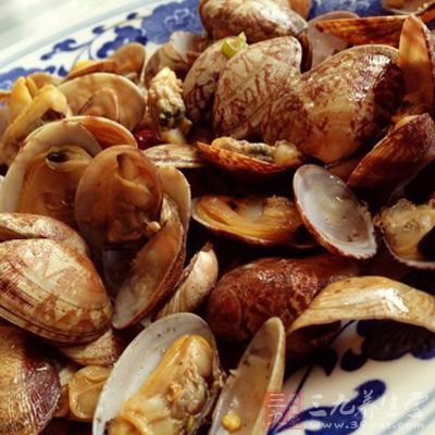加入牡蛎、酸菜煮熟，最後加調味料調勻