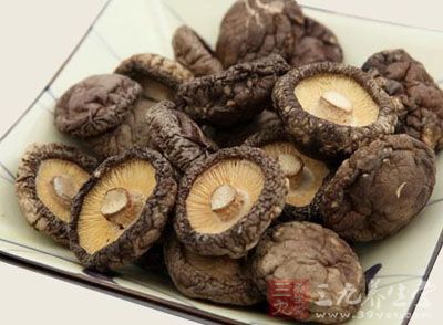 材料：母雞、干香菇適量、棗(干)、10個枸杞子、15粒香油、少許調料、食鹽少許、姜3片