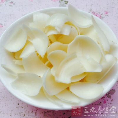 百合瓣氽燙兩分鐘，撈出，瀝干水分