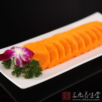 小南瓜去皮，挖去南瓜籽，切薄片