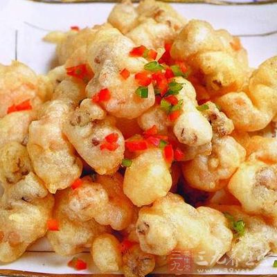 與椒鹽拌炒，待椒鹽遍沾於墨魚上，便可起鍋