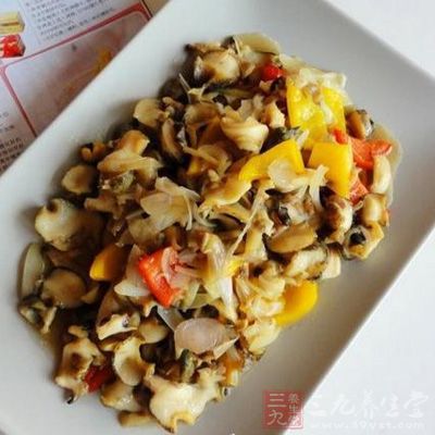 把海螺洗干淨,將海螺肉挖出洗淨切好待用 把海螺洗干淨,將海螺肉挖出洗淨切好待用