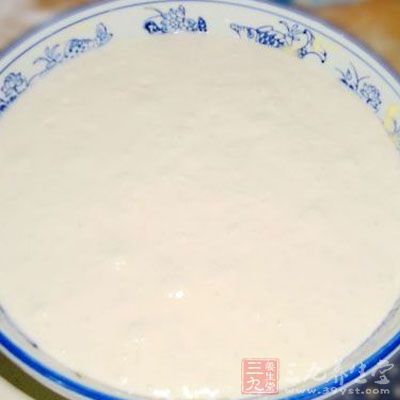 將拌勻的面糊倒入鍋中，鋪平