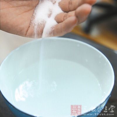 把准備好的鹽按1:50的比例做成鹽水