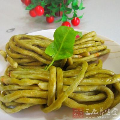 腌好的酸豆角，吃的時候取一把