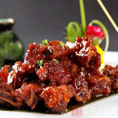 排骨碼入盤中撒入熟白芝麻點綴即可