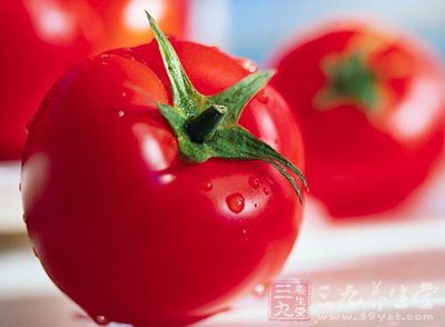 西紅柿中含有豐富的維生素、蛋白質、檸檬酸、胡蘿卜素