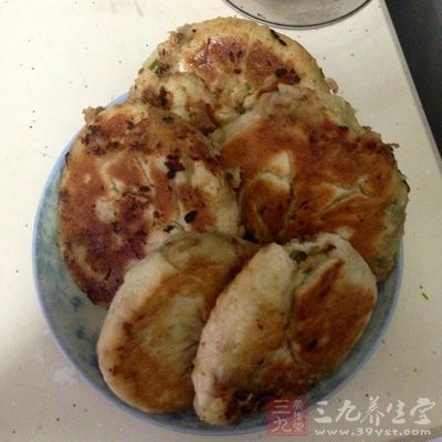 將豬肉剁成肉餡兒(不要剁太細),放入容器中 將豬肉剁成肉餡兒(不要剁太細),放入容器中