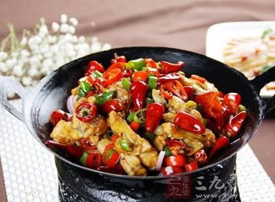 干鍋牛蛙是一道以牛蛙、白洋蔥、青蒜、干辣椒、鮮朝天椒為主料的菜肴
