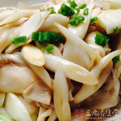 茭白炒肉片變色加入甜面醬炒，再少放點老抽上色