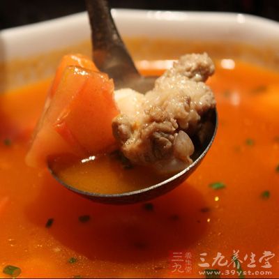 開大火將湯燒開，然後轉小火