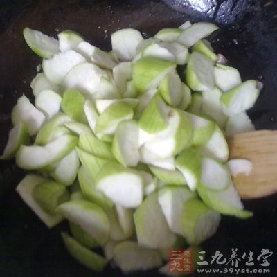 豬面肉洗淨切片，以鹽、糖、生抽、生粉、花生油拌勻備用