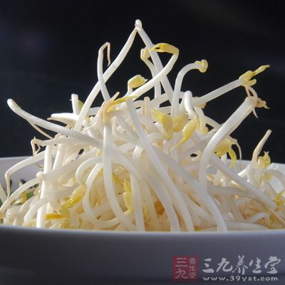  豆芽用清水洗淨，摘去須根