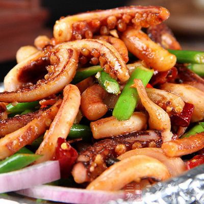 干鍋鱿魚最後下入鱿魚圈、洋蔥、西芹、紅椒
