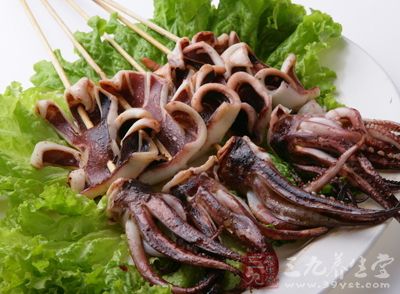 切鱿魚，一定要分清楚鱿魚的裡面和外面