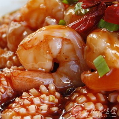 鐵板鱿魚材料：鮮鱿魚一條，洋蔥一個