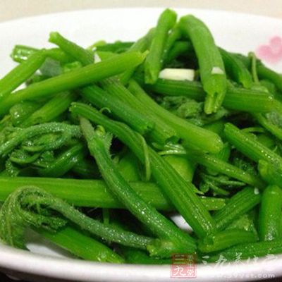 翻炒南瓜頭至變色後，倒入適量的鹽起鍋