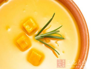 唐排骨冷水下飛水,洗淨候用,南瓜洗淨切開去籽, 切小粒 唐排骨冷水下飛水,洗淨候用,南瓜洗淨切開去籽, 切小粒