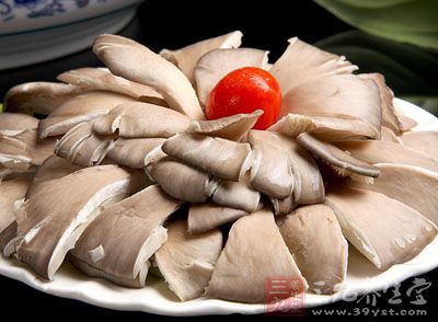 主料：鮮平菇300克，雞蛋5只