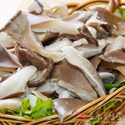 材料：平菇、白菜、水、鹽適量、生抽適量、蚝油適量、姜絲、干辣椒適量