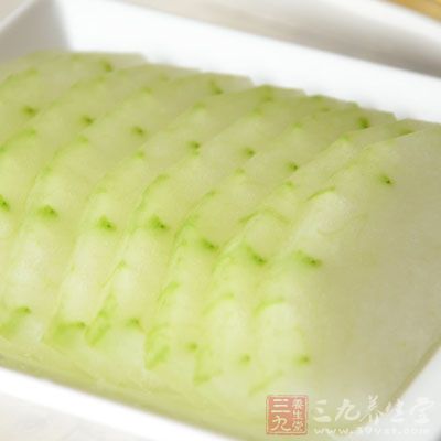 放1湯勺料酒和2碗水，再放冬瓜、平菇