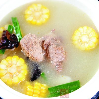 湯煮至濃稠後，放入玉米和木耳