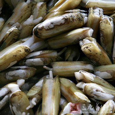 將蛏子放入清水中,調入少許食鹽,浸泡30分鐘,使蛏子吐淨泥沙 將蛏子放入清水中,調入少許食鹽,浸泡30分鐘,使蛏子吐淨泥沙