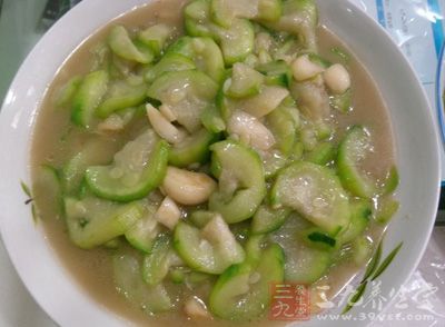 將絲瓜洗淨去皮,切成滾刀塊 將絲瓜洗淨去皮,切成滾刀塊