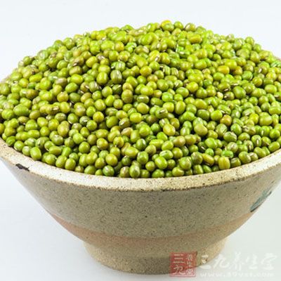 將綠豆放在一個小碗中