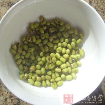 鍋中添滿水將泡發的綠豆倒入鍋中，加人冰糖，大火煮10分鐘轉文火煮20分鐘。直到綠豆煮爛開花為之