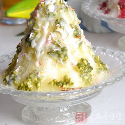 將適量熬好的綠豆鋪在冰沙上
