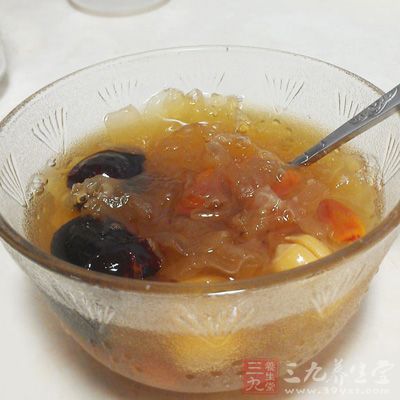 放入冰糖和洗淨的桂圓肉