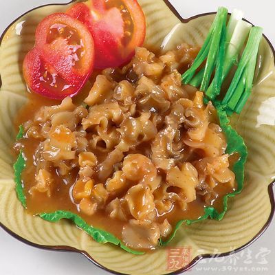 生焖田螺材料：田螺 、蒜頭、姜片、小紅椒