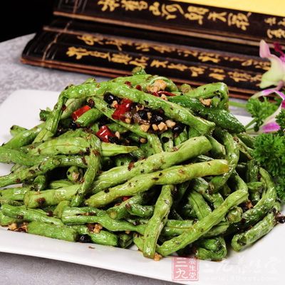 鍋中留底油，放入辣椒略炒