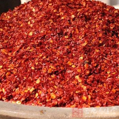 半勺辣椒面、香蔥碎放在。最上面,以便一會油烹 半勺辣椒面、香蔥碎放在。最上面,以便一會油烹