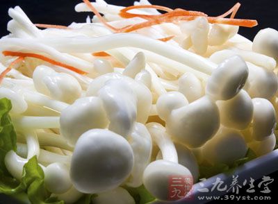 材料:新鮮金針菇,香菜、生抽、麻油、雞精 材料:新鮮金針菇,香菜、生抽、麻油、雞精