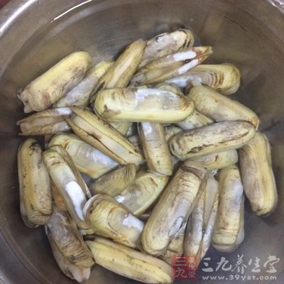 蛏子提前浸泡半小時