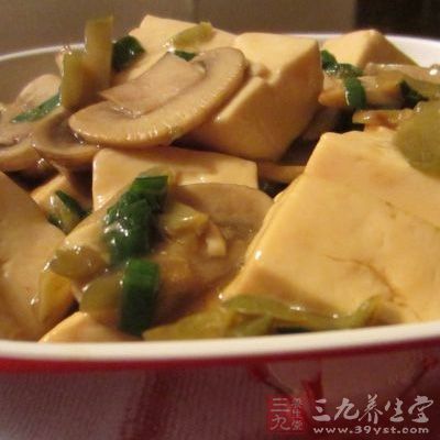 煎鍋中倒油燒熱，先爆香姜片