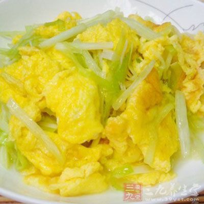 韭芽炒蛋材料：雞蛋五個，韭芽