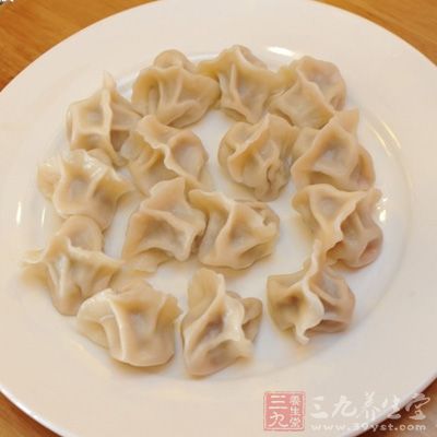 將花椒水慢慢倒進去，邊倒邊攪拌