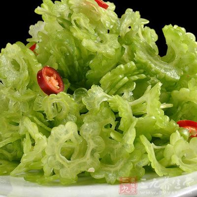 將苦瓜條加辣椒絲和精鹽後，控出水分